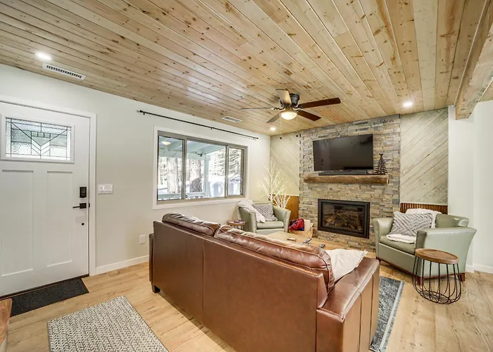 Deck & Fire Pit: Modern Retreat! * Munds Park