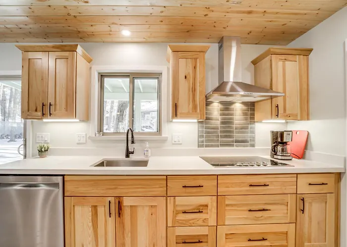Holiday home Deck & Fire Pit: Modern Retreat! *