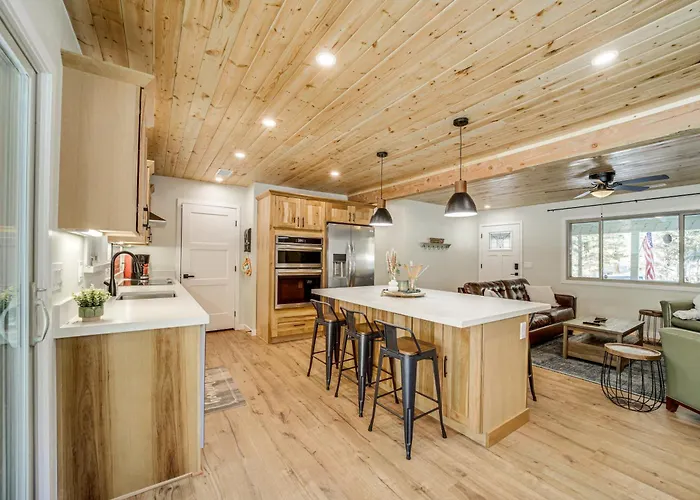 Deck & Fire Pit: Modern Retreat! *