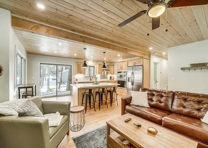 Deck & Fire Pit: Modern Retreat! Holiday home *