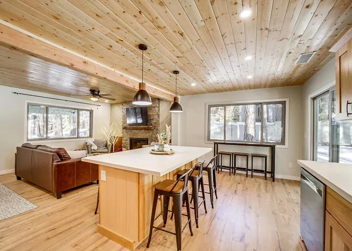 Deck & Fire Pit: Modern Retreat! Munds Park