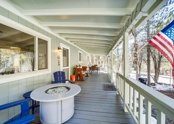 Holiday home Deck & Fire Pit: Modern Retreat!